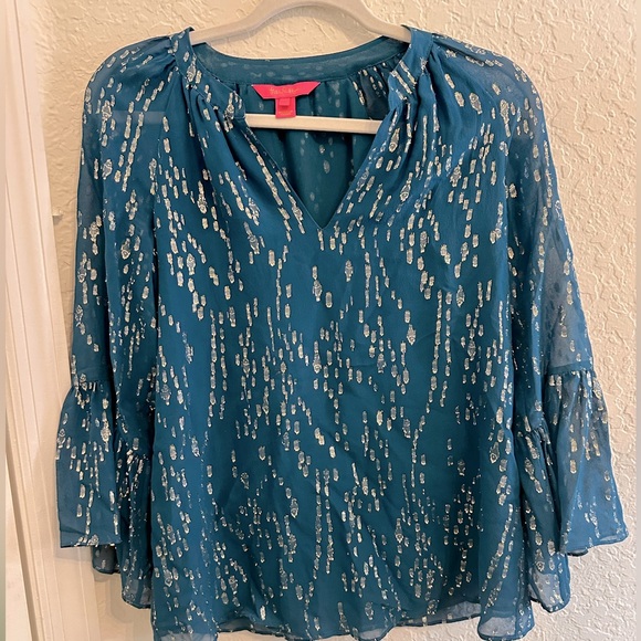 Lilly Pulitzer Tops - Lilly Pulitzer Matilda top fish clip gold detail and bell sleeves like new!